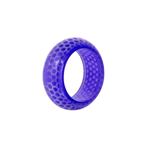 Makroaufnahme eines lila transparenten Harzrings mit sechseckigem Wabenmuster-Design