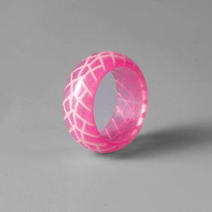Detail eines rosa Harzrings mit weißem Rissmuster und halbtransparenter Textur