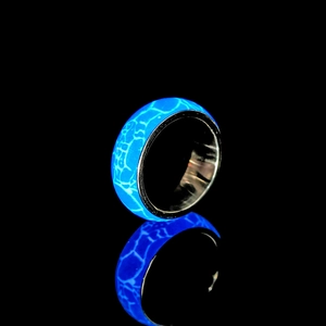 Leuchtender blauer Ring mit Rissmuster und silberner Innenseite aus Edelstahl für Damen