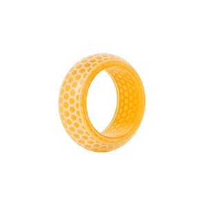 Makroaufnahme eines orangefarbenen Harzrings mit geometrischer Honigwaben-Textur