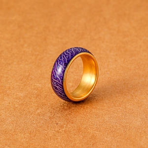 Detail eines leuchtenden violetten Crackle-Rings mit blauem Glitzer und goldener Innenseite