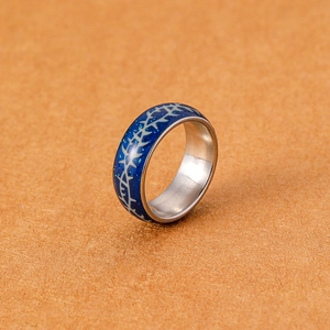 Detaillierte Makroansicht des leuchtend blauen Harzrings mit weißem Stacheldrahtmuster