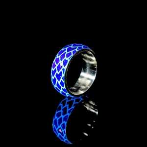 Leuchtender Edelstahlring mit blauem Fischschuppenmuster und Glow-in-the-dark-Effekt