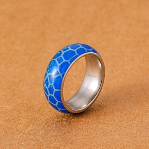 Detailaufnahme des blauen Ringes mit Wabenmuster, glitzernden Akzenten und Edelstahl-Innenseite