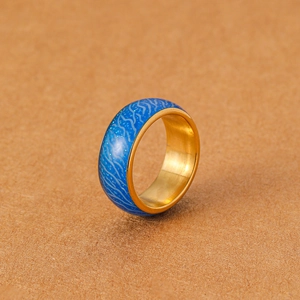 Detail eines blauen Leuchtrings mit weißer Wellentextur und goldenem Edelstahl-Innenband