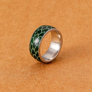Detailansicht eines Edelstahlrings mit grüner Drachenschuppen-Einlage und blauem Glitzer