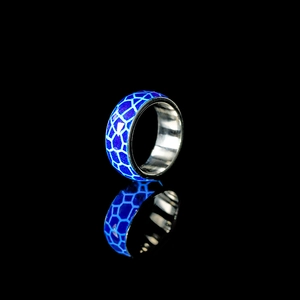 Leuchtender Ring mit blauem Gittermuster und polierter silberner Innenseite