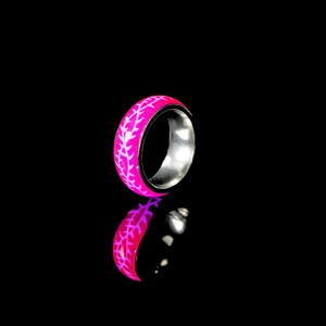 Makroansicht der leuchtend rosa Muster auf einem polierten Edelstahl-Ringband