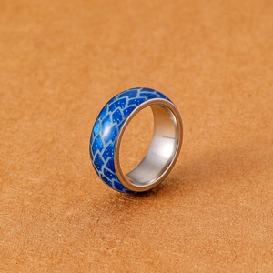 Detailansicht der leuchtend blauen Schuppentextur auf dem Ringband aus Edelstahl