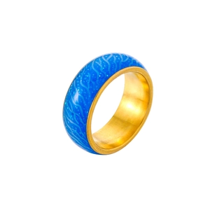 Detail der blauen Textur und des goldenen Innenbands an einem leuchtenden Edelstahlring