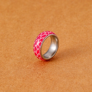 Makroaufnahme des Edelstahlrings mit rosa Fischschuppenmuster und feinem Glitzereffekt