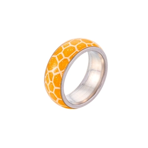 Makro-Detail des Edelstahlrings mit orangem Wabenmuster und glitzerndem Oberflächenfinish