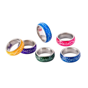 Leuchtende Edelstahlringe mit buntem Glitzer-Finish und weißem Dornenmuster-Dekor