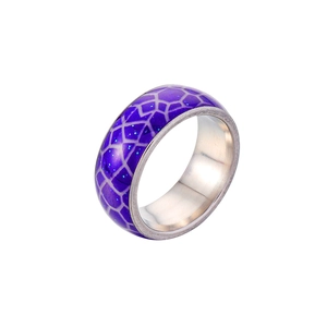 Detailansicht lila leuchtender Ring mit Schlangenmuster, Glitzer und Edelstahlring