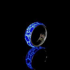 Anello luminoso blu con motivo pelle di coccodrillo su fascia in metallo lucido