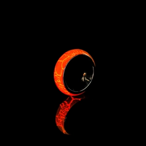 Anello luminoso in acciaio inossidabile con trama lavica arancione e base nera
