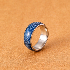 Nahaufnahme eines blauen Leuchtrings mit Rissmuster und Sternenglitzer auf Edelstahl