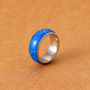 Vista macro dell'anello in acciaio inossidabile con motivo a coccodrillo blu e glitter