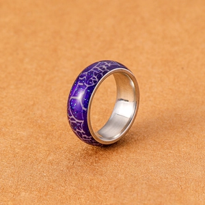 Vista macro dell'anello in acciaio inossidabile con motivo a coccodrillo viola e glitter blu