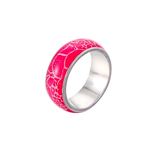 Dettaglio macro dell'anello luminoso rosso rosa con motivo marmoreo e fascia interna lucida