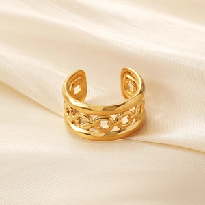 Eleganter goldener Kettenring mit hohlem Design und verstellbarem Band auf Seide