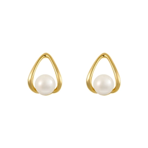 Elegant gold drop earrings with lustrous white pearls for a minimalist fashion look
