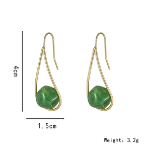 Elegantes pendientes dorados con cuentas de resina verde y diseño minimalista de metal