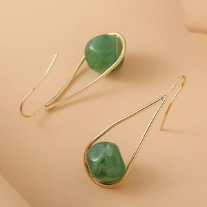 Elegantes pendientes dorados con gota de resina verde y líneas de metal simples