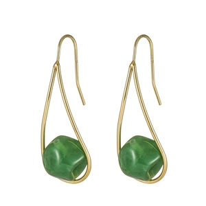 Pendientes largos dorados con líneas metálicas minimalistas y esferas de resina verde