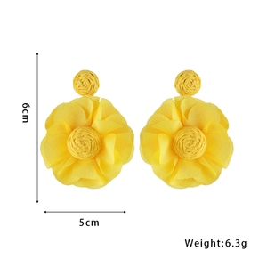 Pendientes de flores de tela amarillas bohemias con detalles de rafia, 6cm x 5cm