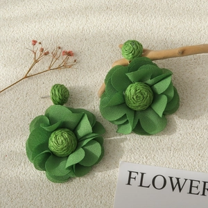 Pendientes bohemios de flores de tela verde y rafia para fiestas de playa de verano