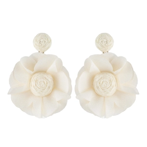 Vista de detalle de pendientes de flores de tela blanca con capas y diseño tejido