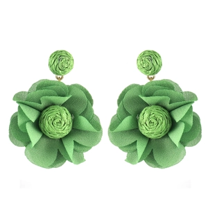 Detalle de pendientes de flores de tela verde bohemia con parte de rafia en fondo blanco