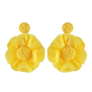 Detalle de pendientes de flores de tela amarilla con pétalos tejidos para la playa