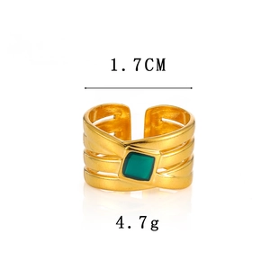 Verstellbarer vergoldeter Edelstahlring mit einem quadratischen grünen Edelstein-Element