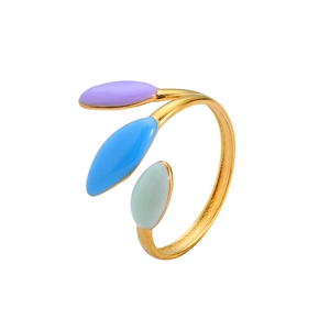 Détail d'une bague dorée en feuille avec émail violet, bleu et vert sur métal mat