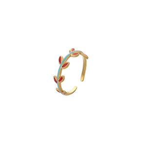 Détail de la bague vigne avec émail rouge et accents bleu clair sur anneau doré