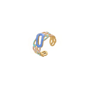 Détail d'une bague ajustable dorée avec fleurs en émail coloré et design de chaîne creuse