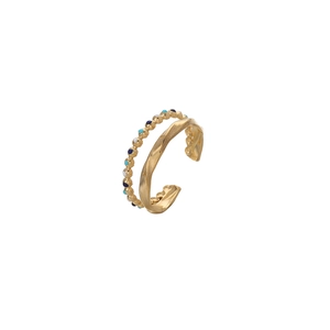 Détail d'une bague double dorée avec des perles en émail bleu et texture ondulée