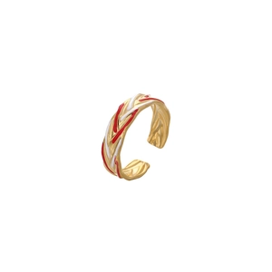 Détail de la bague ouverte dorée avec émail rouge et blanc en motif de vagues
