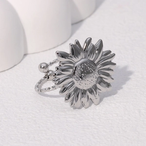 Detailaufnahme eines silbernen Sonnenblumenrings mit gedrehtem Band und Blütenblatt-Struktur