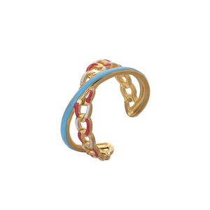 Détail d'une bague ajustable double couche avec émail bleu et maillons dorés