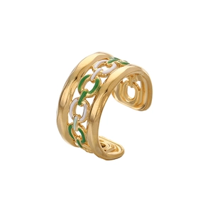 Détail d'une bague ouverte dorée avec feuilles en émail vert et design de chaîne