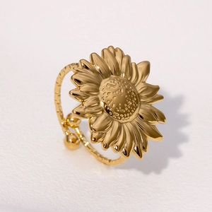 Exquisiter 18K vergoldeter Sonnenblumenring mit verstellbarem gehämmerter Ringschiene