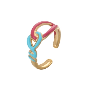 Détail de la bague ouverte avec nœud torsadé en émail rose et bleu ciel doré