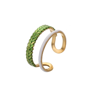 Détail d'une bague ouverte dorée à double couche avec feuilles d'émail vertes et lignes
