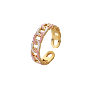 Détail de la bague chaîne dorée avec émail rose et blanc et design ouvert réglable
