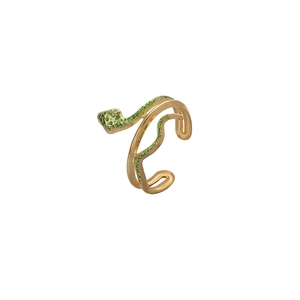 Détail de la bague serpent ajustable en or avec points en émail vert et design enveloppant