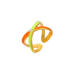 Détail d'une bague dorée en X avec émail vert néon et orange et une perle centrale élégante