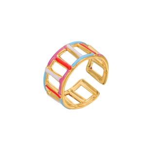 Détails de l'émail coloré sur une bague ajustable plaquée or au design évidé